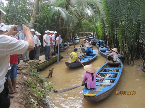 Về miền Tây chèo xuồng ba lá